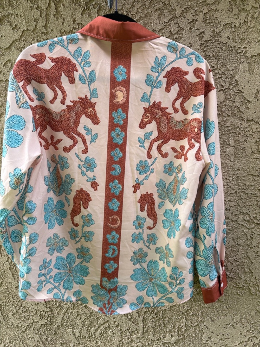 Beautiful blouse with horses and flowers . - Picture 2 of 3